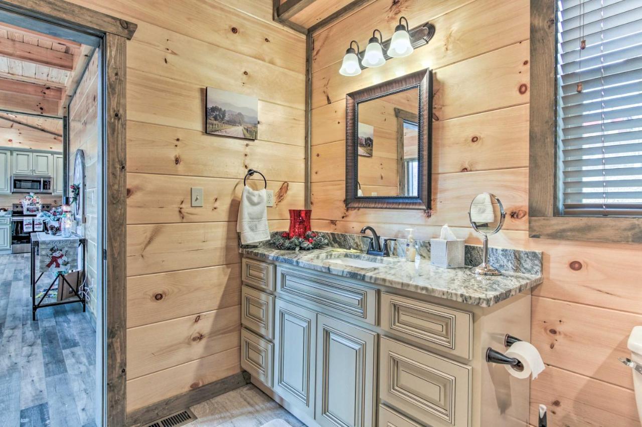 Smoky Mountain Hideaway With Hot Tub, Deck And Views! Villa Gatlinburg Eksteriør billede